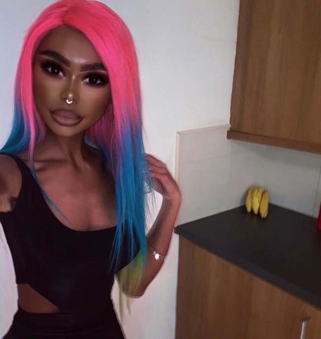 Gadis-gadis lain tidak bisa hidup tanpa merawat kuku mereka, sedangkan aku tidak bisa hidup tanpa tanning. Sederhana saja, itu membuatku bahagia, ujarnya seperti dikutip The Sun. Foto: Instagram @dirtyyhippie_