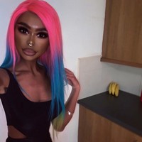 Gadis-gadis lain tidak bisa hidup tanpa merawat kuku mereka, sedangkan aku tidak bisa hidup tanpa tanning. Sederhana saja, itu membuatku bahagia, ujarnya seperti dikutip The Sun. Foto: Instagram @dirtyyhippie_