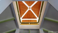 Penampakan langit-langit bagian dalam Masjid Kesultanan Bacan juga terbilang sangat unik. Seperti inilah penampakannya.