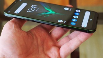 Smartphone ini membenamkan prosesor Snapdragon 855 dan GPU Adreno 640 yang digadang-gadang menawarkan peningkatan performa sampai 20 persen dibandingkan Adreno 630. (Foto: Pocketlint)