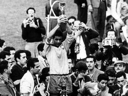 Benarkah Ini Penampakan Para Penjelajah Waktu?