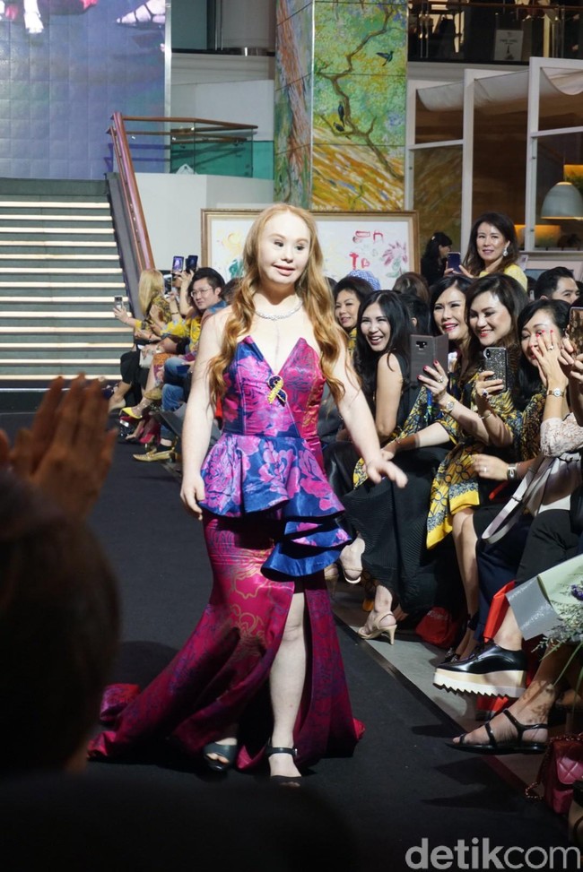 Madeline Stuart tampil anggun dengan gaun ungu panjang berhias corak batik cantik karya Alleira. Dia memakai sepatu hak tinggi sebagai padanan rok high-slit, demi penampilan yang maksimal. Foto: Alissa Safiera/Wolipop
