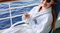 Melihat senyumnya yang selalu mengembang membuat Stuart seolah membagikan energo positif. Nah lihat nih gaya santai Stuart saat minum di atas cruise. Foto: instagram @madelinesmodelling