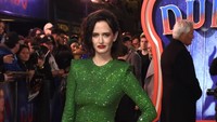 Eva Green tampil menawan dengan dress hijau ketat. Stuart C. Wilson/Getty Images