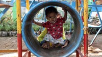 Menurut petugas beberapa fasilitas bermain di taman tersebut telah banyak yang rusak karena telah hampir satu tahun fasilitas taman tersebut tidak diperbaiki.