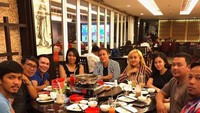 Dari kota ke kota, ini Lia saat di Kendari. Bersama Evi Masamba, mereka terlihat tengah menikmati shabu-shabu. Foto: Instagram lia3srigala