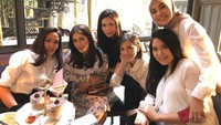 Kekompakan Mima dan Aliya juga termasuk saat kumpul bersama kerabat. Mereka nampak sedang menikmati ragam dessert. Foto: Instagram mimaaa