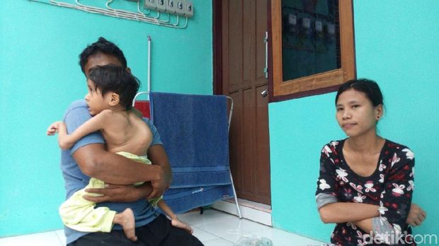 Chelsea sulit untuk duduk normal apalagi berdiri.