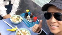 Makan mie di kedai tradisional, Donnie tampil kasual dengan mie dan bakso ikan pesanannya. Foto: Instagram @donnieyenofficial