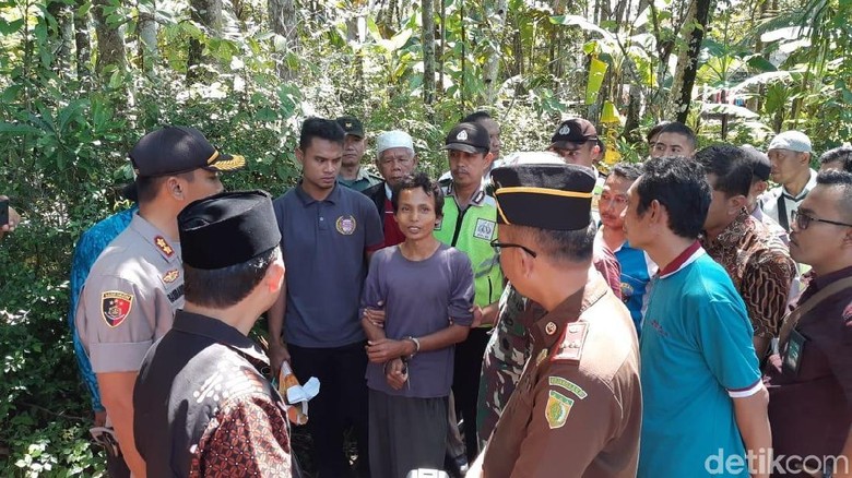 Polisi: Rojikun Acak-acak Masjid karena Sakit Hati Dikeluarkan dari Ponpes Polisi: Rojikun Acak-acak Masjid karena Sakit Hati Dikeluarkan dari Ponpes