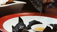 Kalau pangsit biasa berwarna kuning kecokelatan. Nah, pangsit yang ini justru berwarna hitam legam. Pangsit ini milik restoran tradisional di salah satu mal di Jakarta Selatan. Foto: Instagram eatmiitem/williamsudhana  