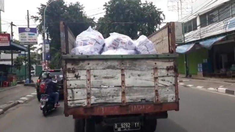 Viral Truk Bak Terbuka Angkut Ribuan Surat Suara, KPU Bekasi Akui Lalai Viral Truk Bak Terbuka Angkut Ribuan Surat Suara, KPU Bekasi Akui Lalai