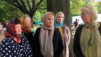 Seperti dilansir AFP, Jumat (22/3/2019), Rafaela Stoakes (32) yang merupakan ibu dua anak, menyatakan bahwa memakai kerudung di kepala memberikan pemahaman soal seperti apa rasanya menjadi menonjol dan menjadi bagian dari kelompok minoritas. REUTERS/Tom Westbrook.
