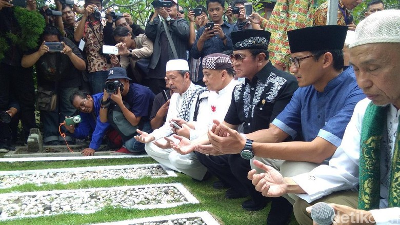 Sandiaga Ziarahi Makam KH Ahmad Dahlan dan Lafran Pane di Yogya Sandiaga Ziarahi Makam KH Ahmad Dahlan dan Lafran Pane di Yogya