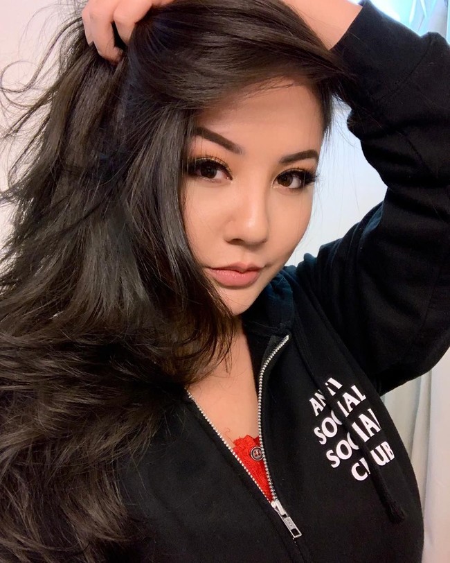 Tolong ajarkan anak-anakmu tidak seperti ini. Jangan menjadi salah satu dari bocah-bocah itu, bukan pria (dewasa), yang bisa membedakan antara persetujuan dan apa yang seksual atau tidak, tulis Gina. Foto: Instagram @missginadarling