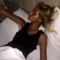 Foto ini memperlihatkan betapa berbedanya warna kulit asli Hannah yang tampak di ketiaknya dengan kulitnya yang hitam legam akibat terlalu sering tanning. Foto: Instagram @dirtyyhippie_