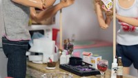 Barbie dan Ken hendak bikin kue nih. Bikin kuenya juga di dapur lho dengan peralatan masak yang lengkap. Foto: Instagram coisasdabarbie
