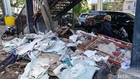 Bahkan trotoar sepanjang proyek terlihat kotor oleh sampah sisa proyek.