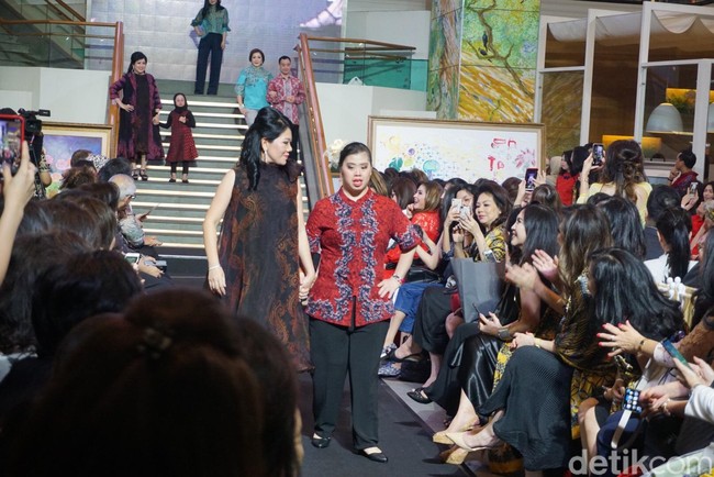 Selain Madeline, ada 16 anak down syndrome lainnya yang ikut menjadi model fashion show. Mereka memakai baju merah yang memiliki filosofi di baliknya. Merah suatu keberanian, perbedaan, mereka berani dalam segala keterbatasan, dan its alway color of confidence, tambah Lisa. Foto: Alissa Safiera/Wolipop