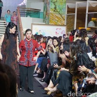 Selain Madeline, ada 16 anak down syndrome lainnya yang ikut menjadi model fashion show. Mereka memakai baju merah yang memiliki filosofi di baliknya. Merah suatu keberanian, perbedaan, mereka berani dalam segala keterbatasan, dan its alway color of confidence, tambah Lisa. Foto: Alissa Safiera/Wolipop