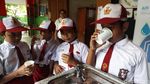 Antusias Anak-anak SD Jajal Air Kran Siap Minum di Sekolah