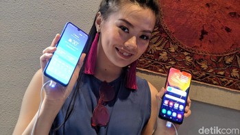 Soal harganya sebagai berikut: Galaxy A50 RAM 4GB/ROM 64 GB dijual Rp 4,099 juta. Galaxy A50 RAM 6 GB/ROM 128 GB dijual Rp 4,899 juta. (Foto: detikINET/Adi Fida Rahman)
