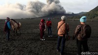 Aktivitas vulkanik Gunung Bromo pun menjadi daya tarik tersendiri bagi para wisatawan yang datang berkunjung. Tak sedikit wisatawan yang mengabadikan momen tersebut dalam jepretan kamera.