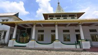 Masjid Kesultanan Bacan tak hanya berfungsi sebagai tempat ibadah, aktivitas roda pemerintahan juga dilakukan di masjid ini. Sultan Bacan dan para Ketua Adat biasanya menggelar pertemuan di teras masjid untuk membahas masalah kenegaraan.