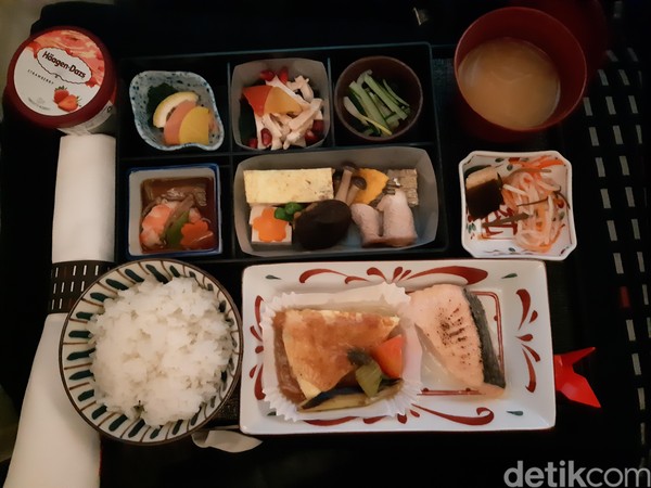 Saat sarapan tiba, para penumpang akan dibangunkan. Ada dua jenis menu yang bisa dijadikan pilihan, Barat dan Asia. Cobalah untuk memilih menu Asia yang menjadi rekomendasi dalam penerbangan ini. (Bonauli/detikcom) Saat sarapan tiba, para penumpang akan dibangunkan. Ada dua jenis menu yang bisa dijadikan pilihan, Barat dan Asia. Cobalah untuk memilih menu Asia yang menjadi rekomendasi dalam penerbangan ini. (Bonauli/detikcom)