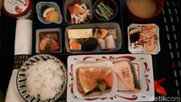 Saat sarapan tiba, para penumpang akan dibangunkan. Ada dua jenis menu yang bisa dijadikan pilihan, Barat dan Asia. Cobalah untuk memilih menu Asia yang menjadi rekomendasi dalam penerbangan ini. (Bonauli/detikcom)