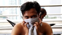 Kebanyakan orang-orang yang baru pertama kali mencoba bekam tanduk mengaku bisa merasa badannya jadi lebih enteng setelah diterapi. (Foto: Muhammad Ridho)