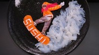 Keren! Dengan campuran beberapa jenis ikan, lengkap dengan kulitnya. Membuat figur wanita bermain ski ini terlihat hidup. Foto: Instagram @mikyoui00