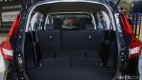 Khusus untuk menguatkan kesan sporty pada Suzuki Ertiga Sporty, bodi mobil dibalut dengan warna hitam. Joknya pun tak lagi berwarna beige seperti yang biasa kita temui pada Ertiga pada umumnya, namun sudah berwarna hitam. Bodi dari pintu bagian dalam semuanya sudah berwarna hitam. 