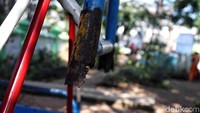 Bahkan ada pula fasilitas bermain yang salah tiangnya mulai keropos.