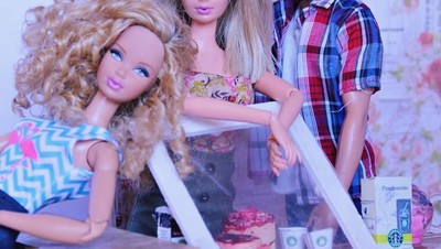Begini Nih Jadinya Kalau Barbie Masak dan Pose Makan Cantik