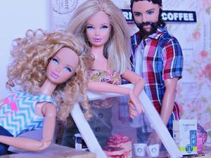 Begini Nih Jadinya Kalau Barbie Masak dan Pose Makan Cantik