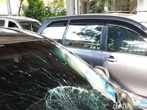 Cerita Warga yang Mobilnya Tertimpa Besi Proyek Teras Cihampelas