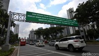 Pemberlakuan ganjil genap di sejumlah jalan di Jakarta itu pun membuat angka pengguna transportasi umum meningkat.