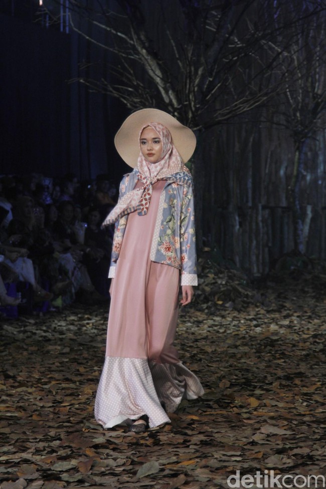 Rancangan terbaru Ivan Gunawan untuk Lebaran 2019 mengangkat tema Nostalgia yang di gelar di LiveSpace, SCBD, Jakarta Selatan, Rabu [20/3/2019]. Foto: Mohammad Abduh/Wolipop