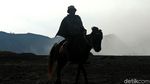 Erupsi Gunung Bromo Tak Surutkan Kunjungan Wisatawan