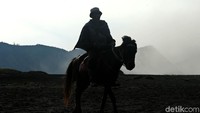 Meski begitu, untuk menghindari gangguan kesehatan akibat abu vulkanik Gunung Bromo, para wisatawan diimbau untuk mengenakan masker selama berada di sekitar kawasan tersebut.