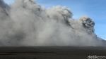 Kondisi Terkini Gunung Bromo yang Terus Semburkan Abu