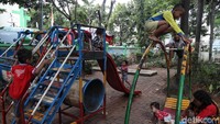 Lokasi taman bermain yang berada dekat dengan kantor Kelurahan Kebon Bawang diharapkan dapat segera diperbaiki agar anak-anak tetap dapat bermain dengan aman.