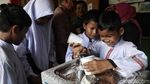 Antusias Anak-anak SD Jajal Air Kran Siap Minum di Sekolah