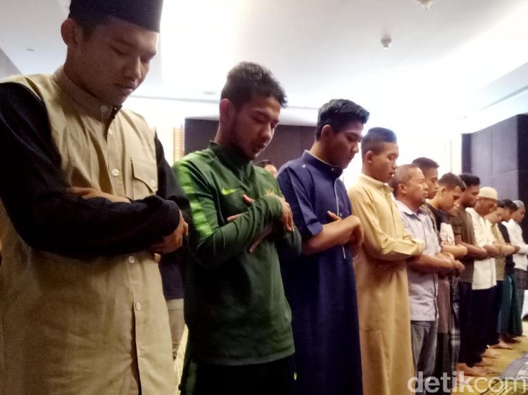 Momen Skuat Timnas U-23 Tunaikan Salat Jumat