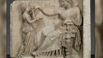 Batu nisan Yunani dari tahun 100 SM ini menampilkan benda yang disebut-sebut laptop batu kuno dengan dua port USB pada salah satu sisinya. Ukiran yang ditaruh di J. Paul Getty Museum di California, Amerika Serikat ini merupakan penanda makam yang menggambarkan kegiatan sehari-hari orang yang dikubur. Beragam spekulasi menyebutkan, si pemilik nisan semasa hidupnya melakukan kegiatan seperti wanita modern saat ini, termasuk membuka laptop dan bermedia sosial. Foto: Internet