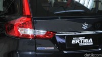 Suzuki juga menambahkan kamera belakang pada Ertiga Sporty. Ada emblem Suzuki Sport di bodi mobil, di bagian bemper depan dan belakang.