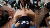 Satu sesi bekam bisa berlangsung sekitar 15 menit tergantung dari kondisi tubuh seseorang. Foto: Muhammad Ridho)