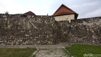 Benteng Barnaveld diambil dari nama sebuah kota di Belanda, yaitu Barneveld yang ada di Provinsi Gelderland. Namun menariknya bukan pihak Belanda yang membangun benteng ini, melainkan  bangsa Portugis.