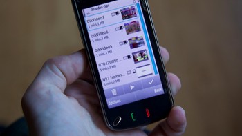 Nokia N97 pun dipandang gagal membunuh iPhone, malah berujung pada kekecewaan konsumen. Malah sebagian pihak menilai gagalnya HP ini turut berperan dalam kejatuhan Nokia beberapa tahun setelahnya. Foto: Gizmodo